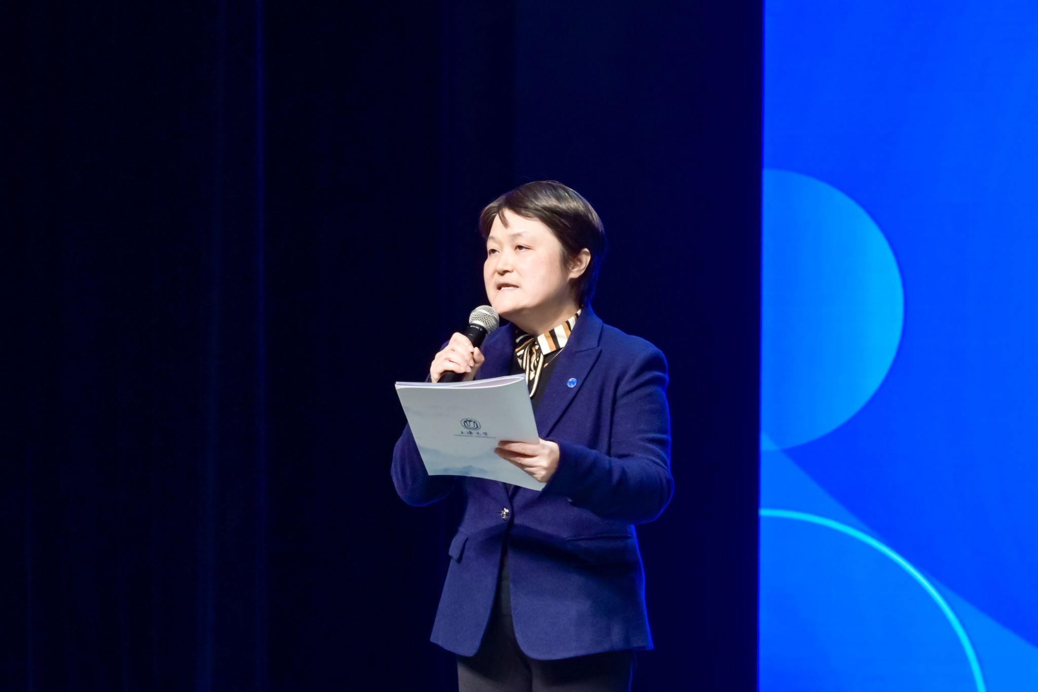 代表发言-吴蔚.jpg 代表发言-吴蔚.jpg